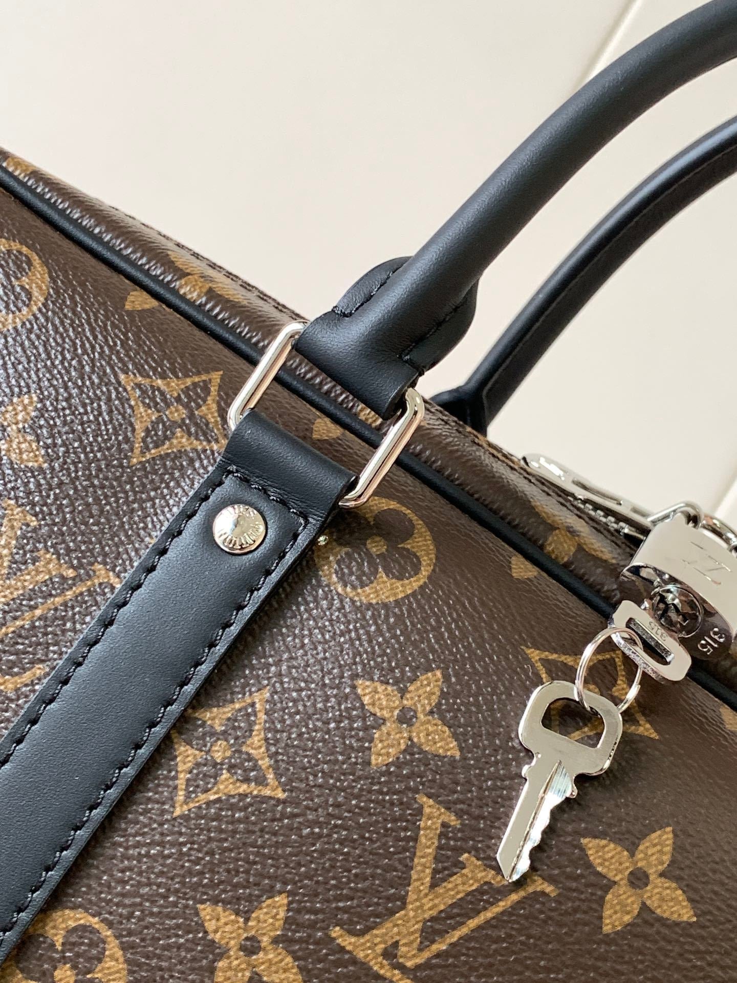 1:1 Replica LV handbag