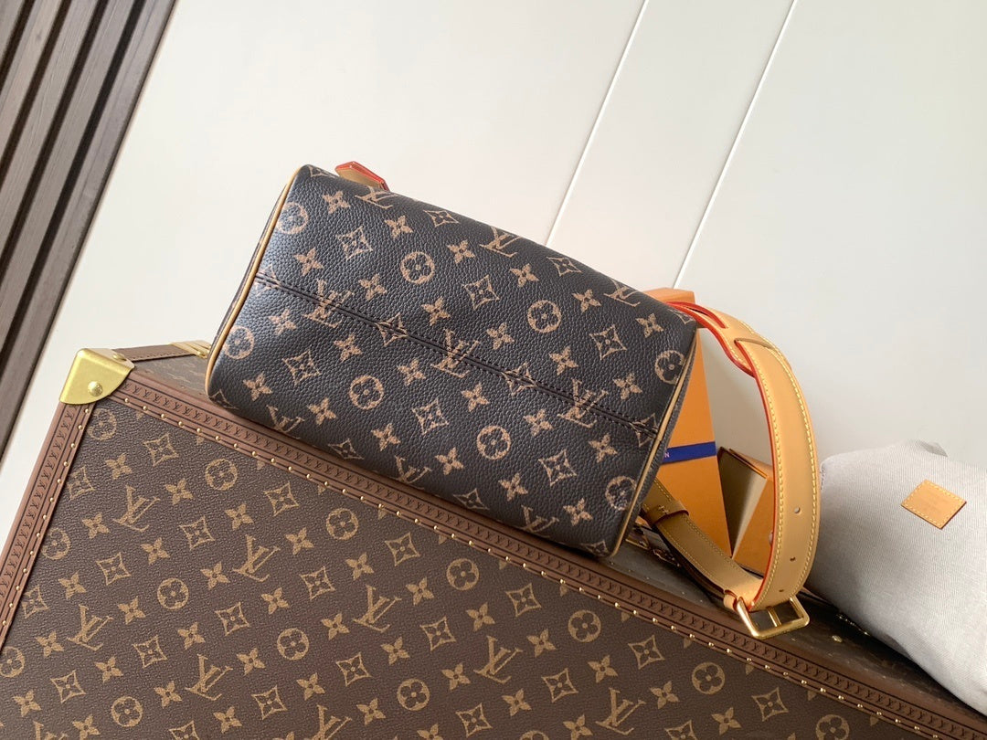 1:1 Replica LV pillow bag