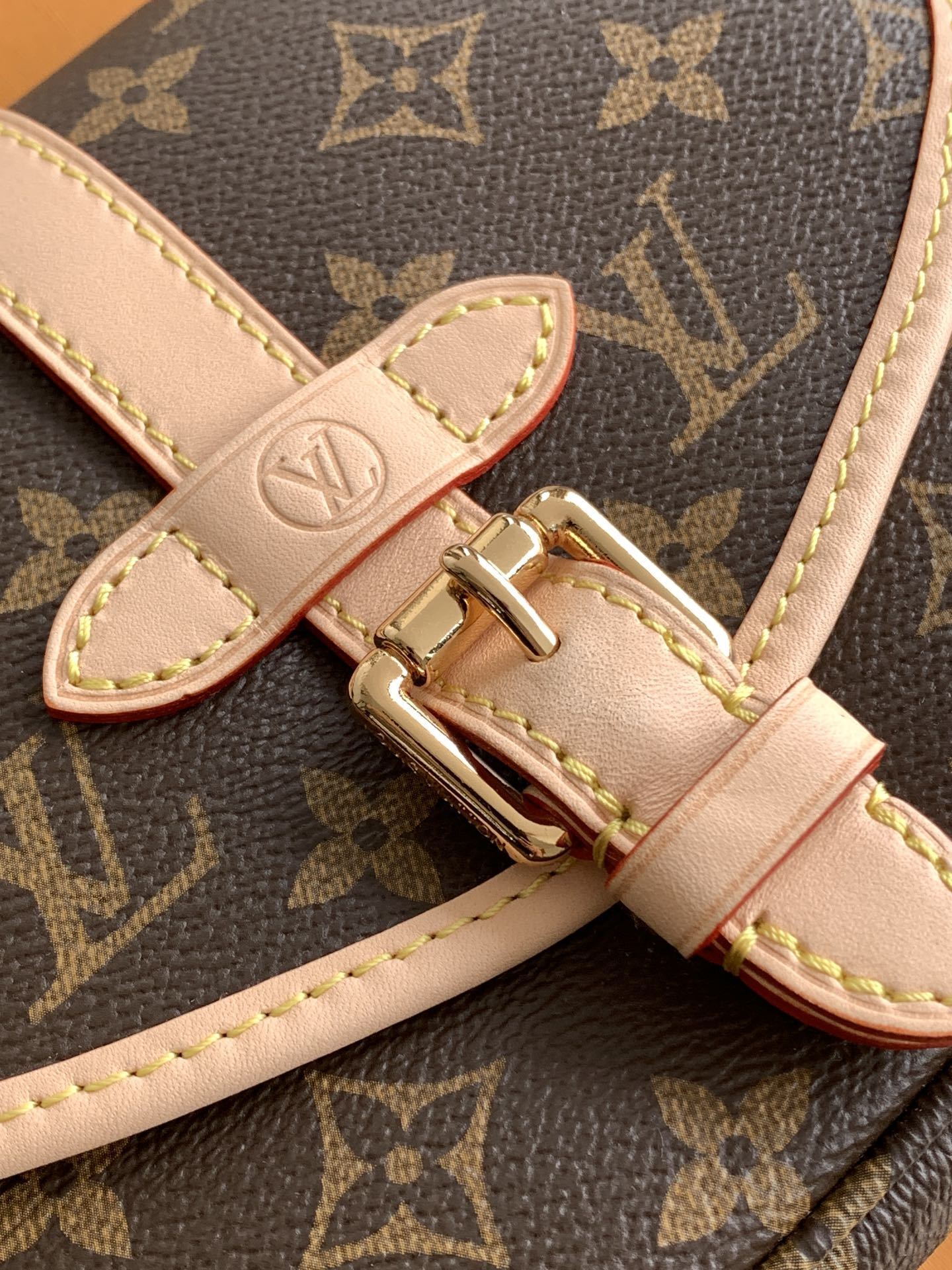 1:1 Replica LV crossbody bag