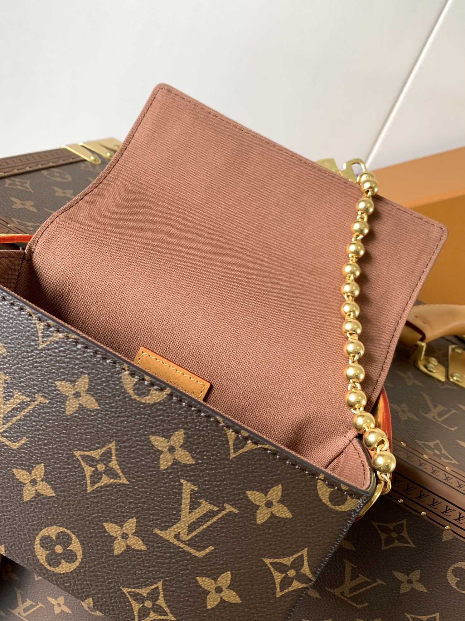 1:1 Replica LV flip-top box bag