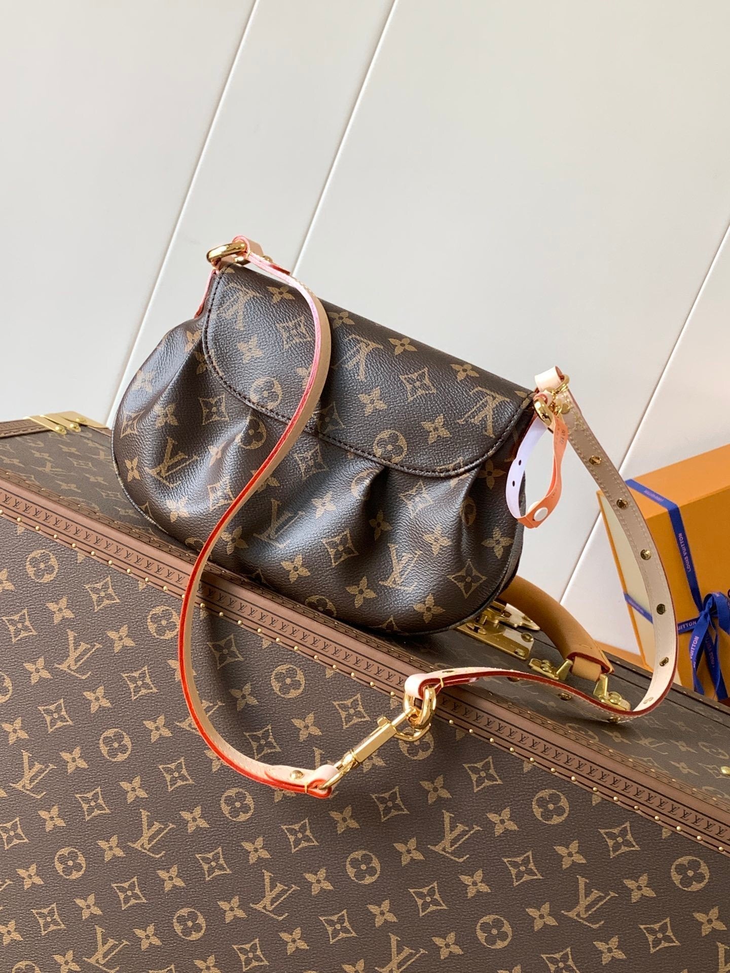 1:1 Replica LV crossbody bag