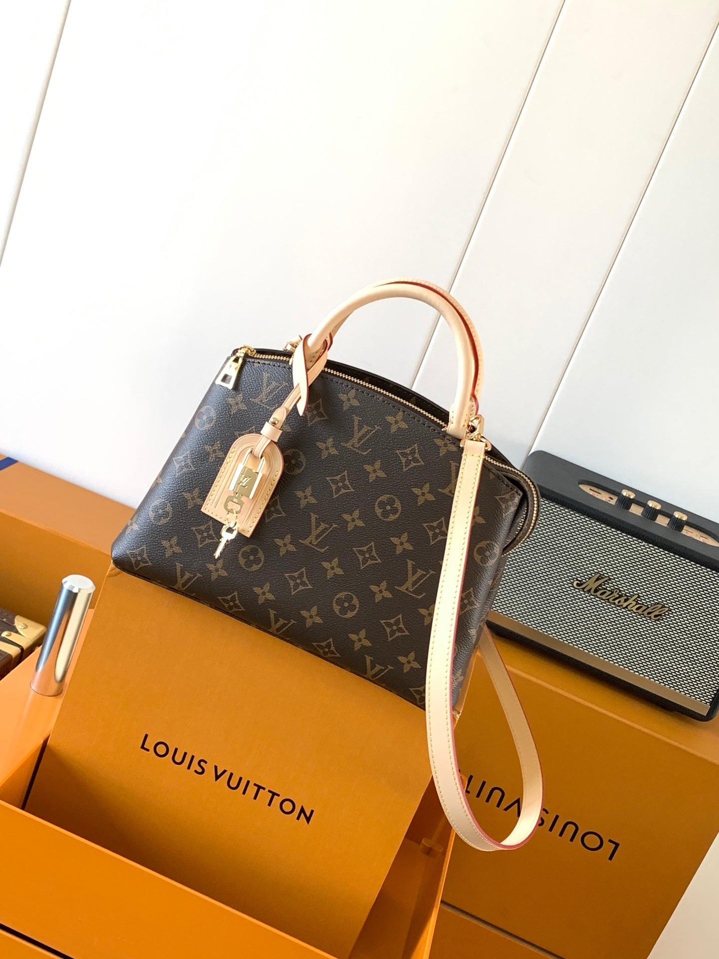 1:1 Replica LV Handbag