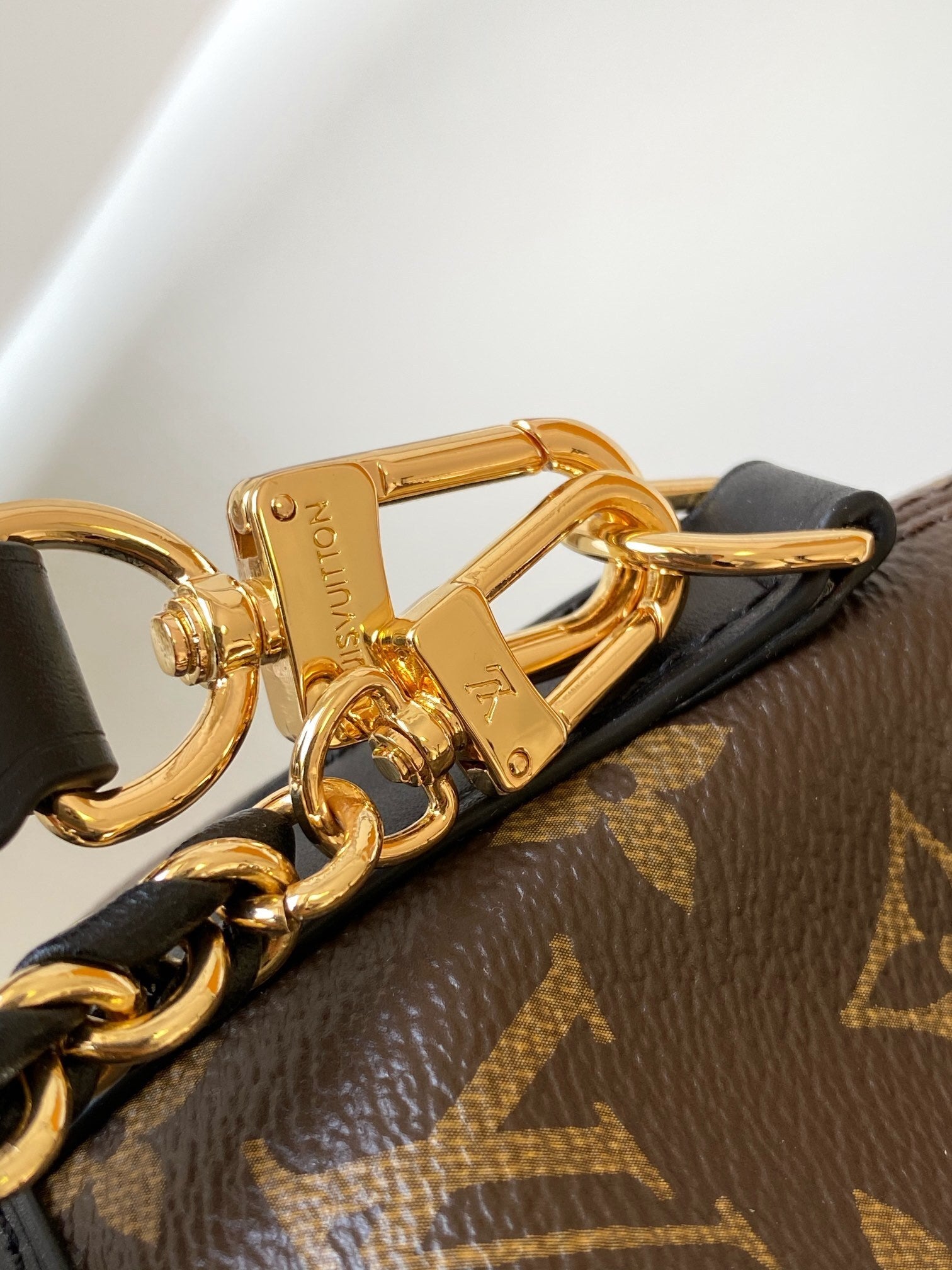1:1 Replica LV crossbody bag