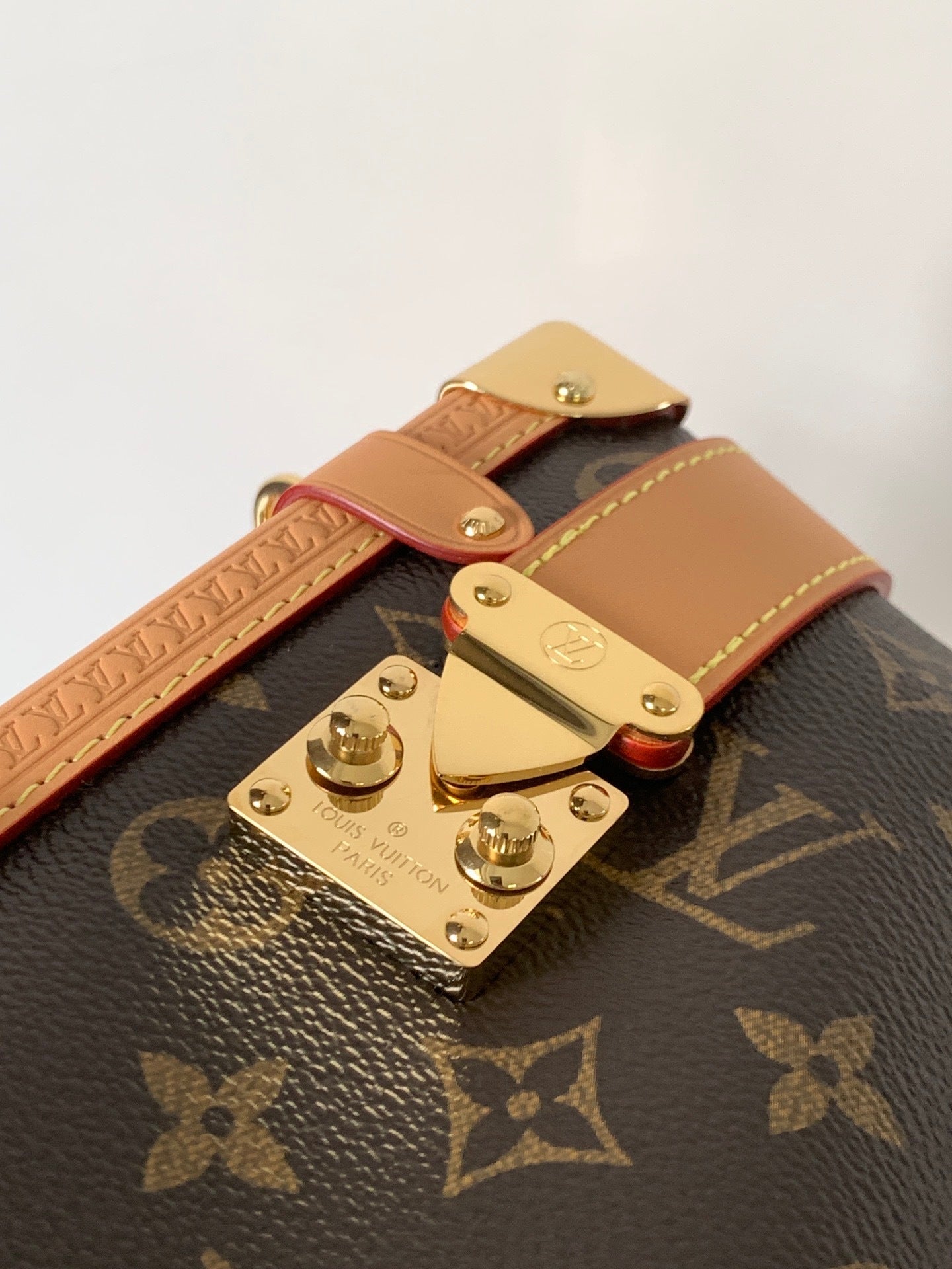 1:1 Replica LV box bag