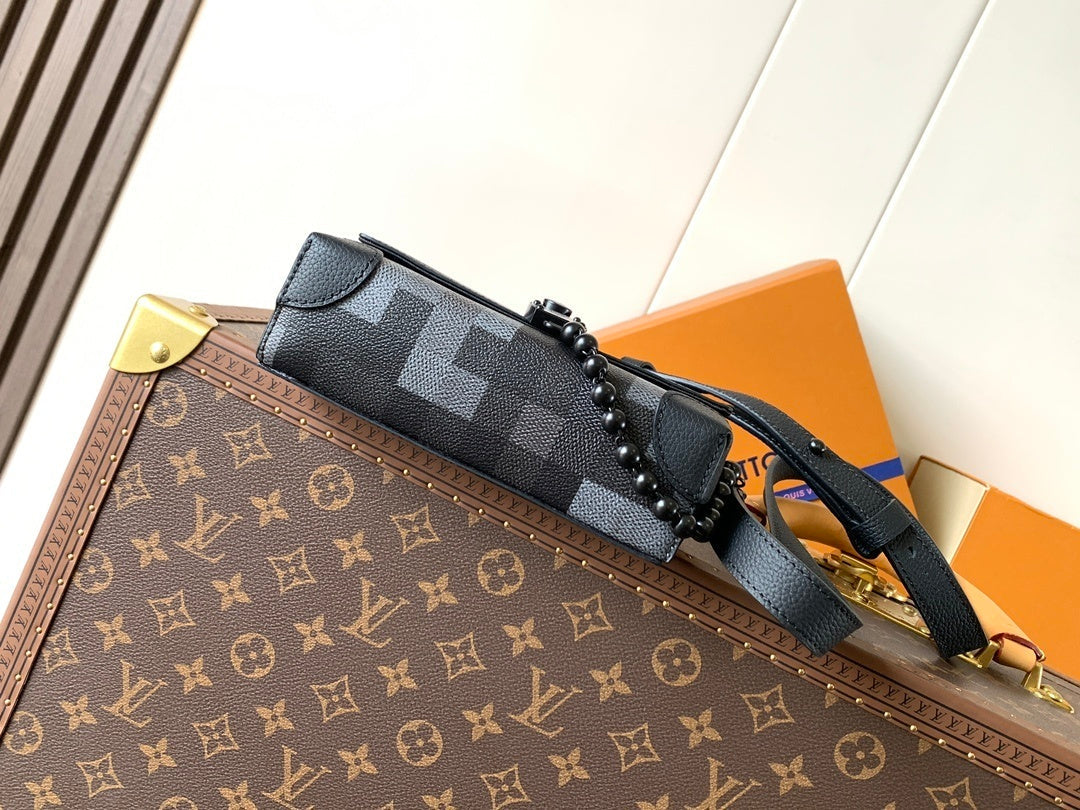 1:1 Replica LV flip-top box bag