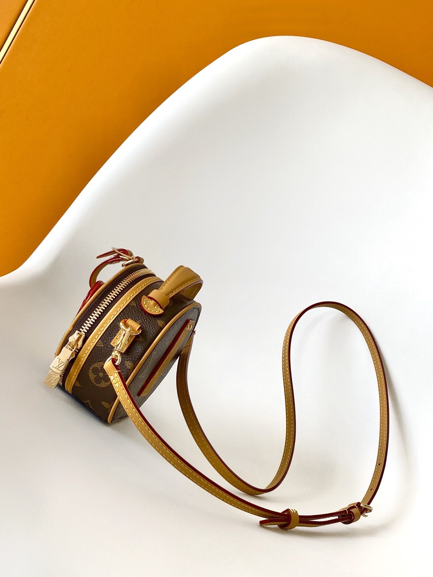 1:1 Replica LV Round pie crossbody bag