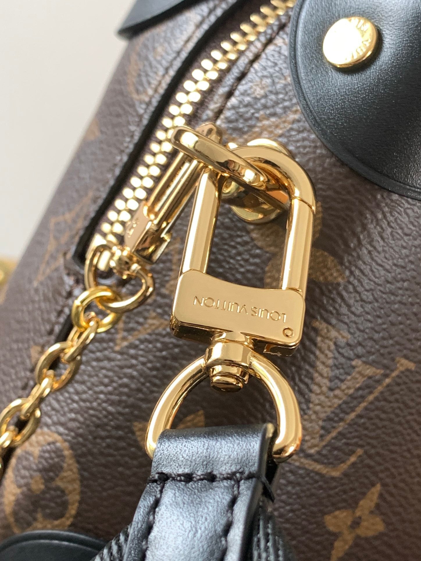 1:1 Replica LV chain crossbody bag