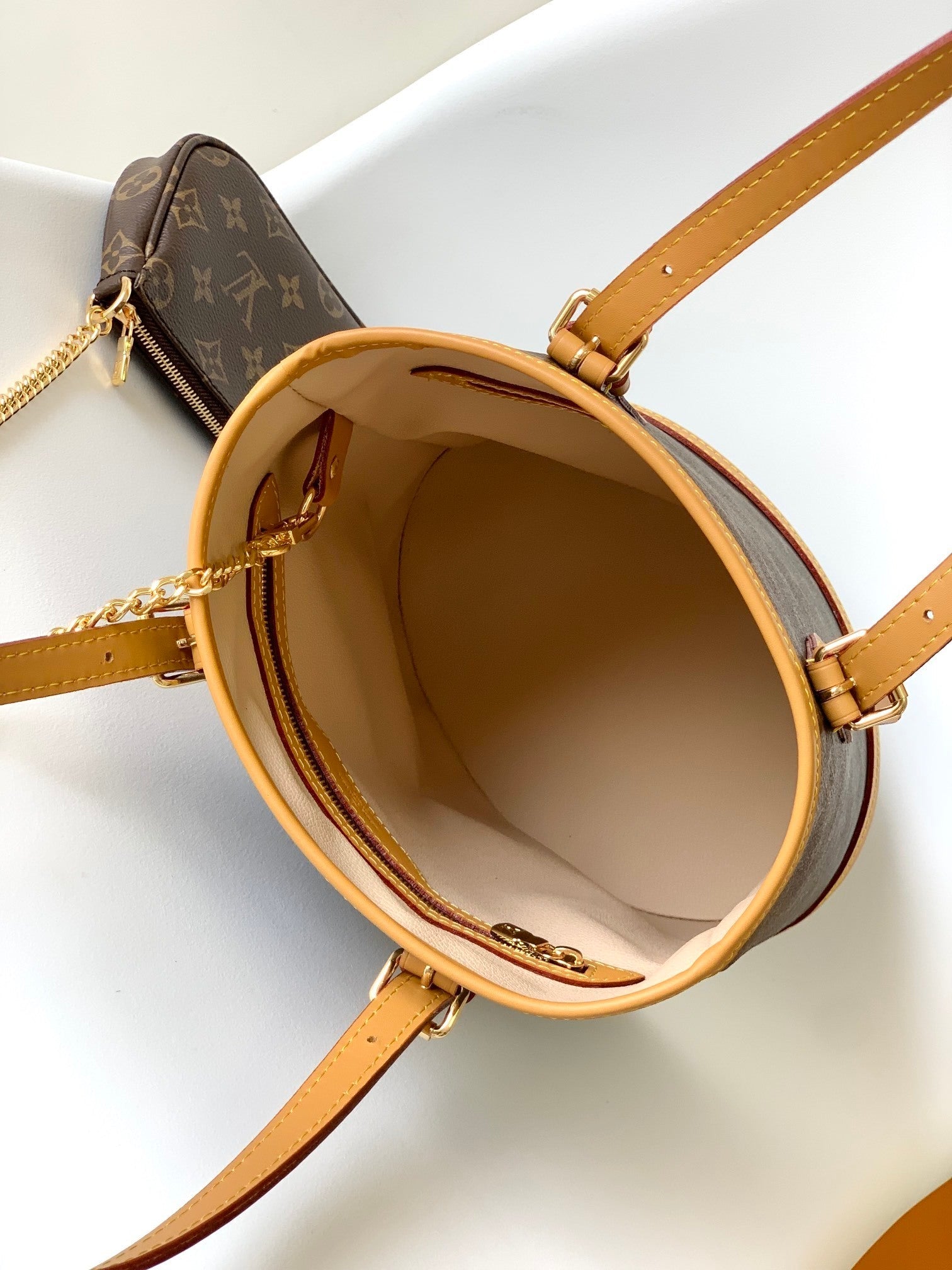 1:1 Replica LV bucket bag