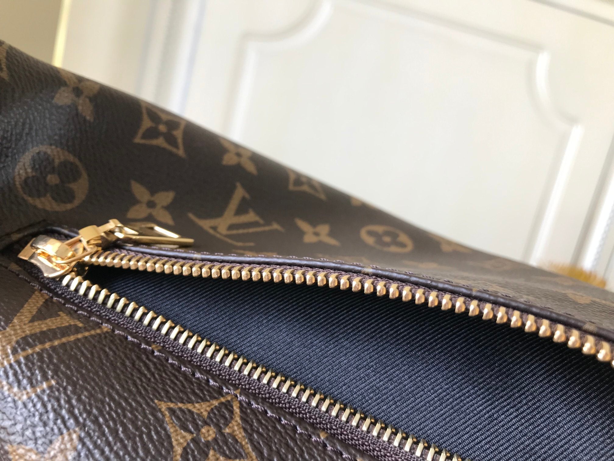 1:1 Replica LV chest bag