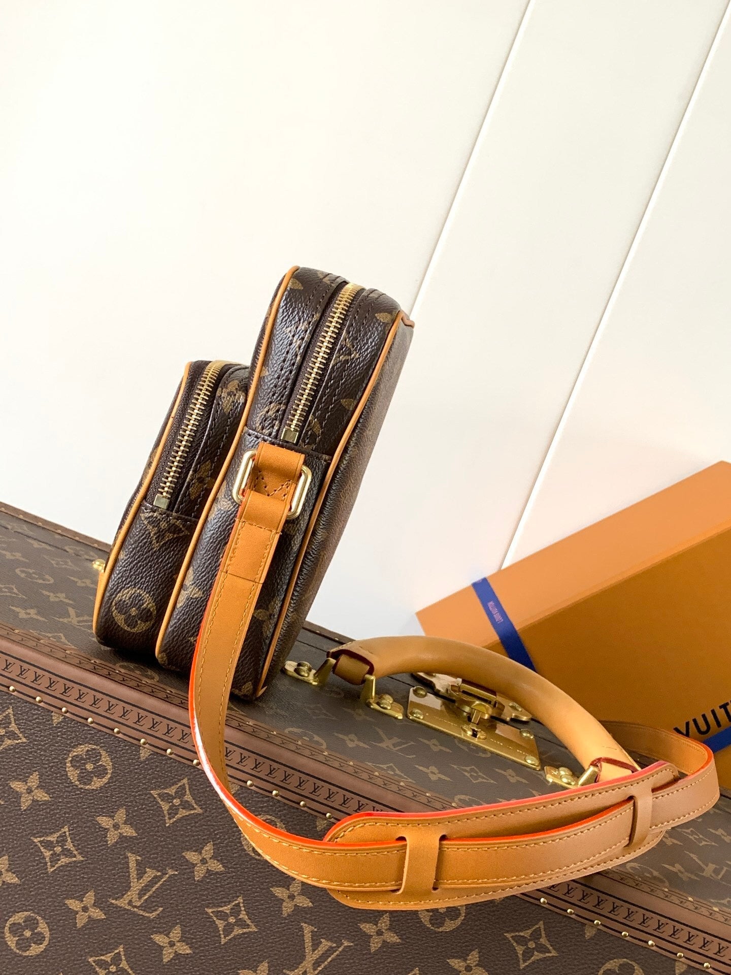 1:1 Replica LV crossbody bag