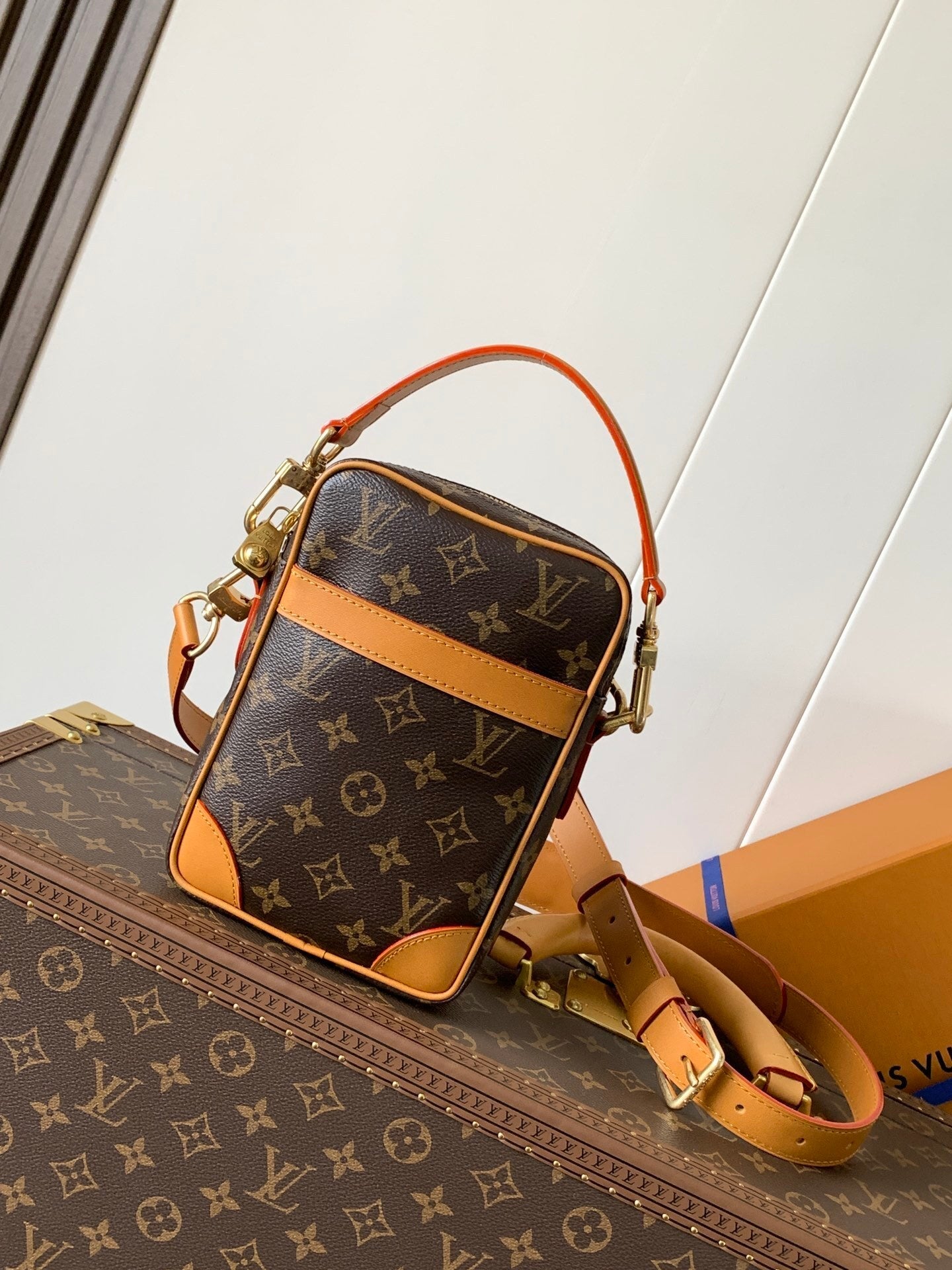 1:1 Replica LV crossbody bag