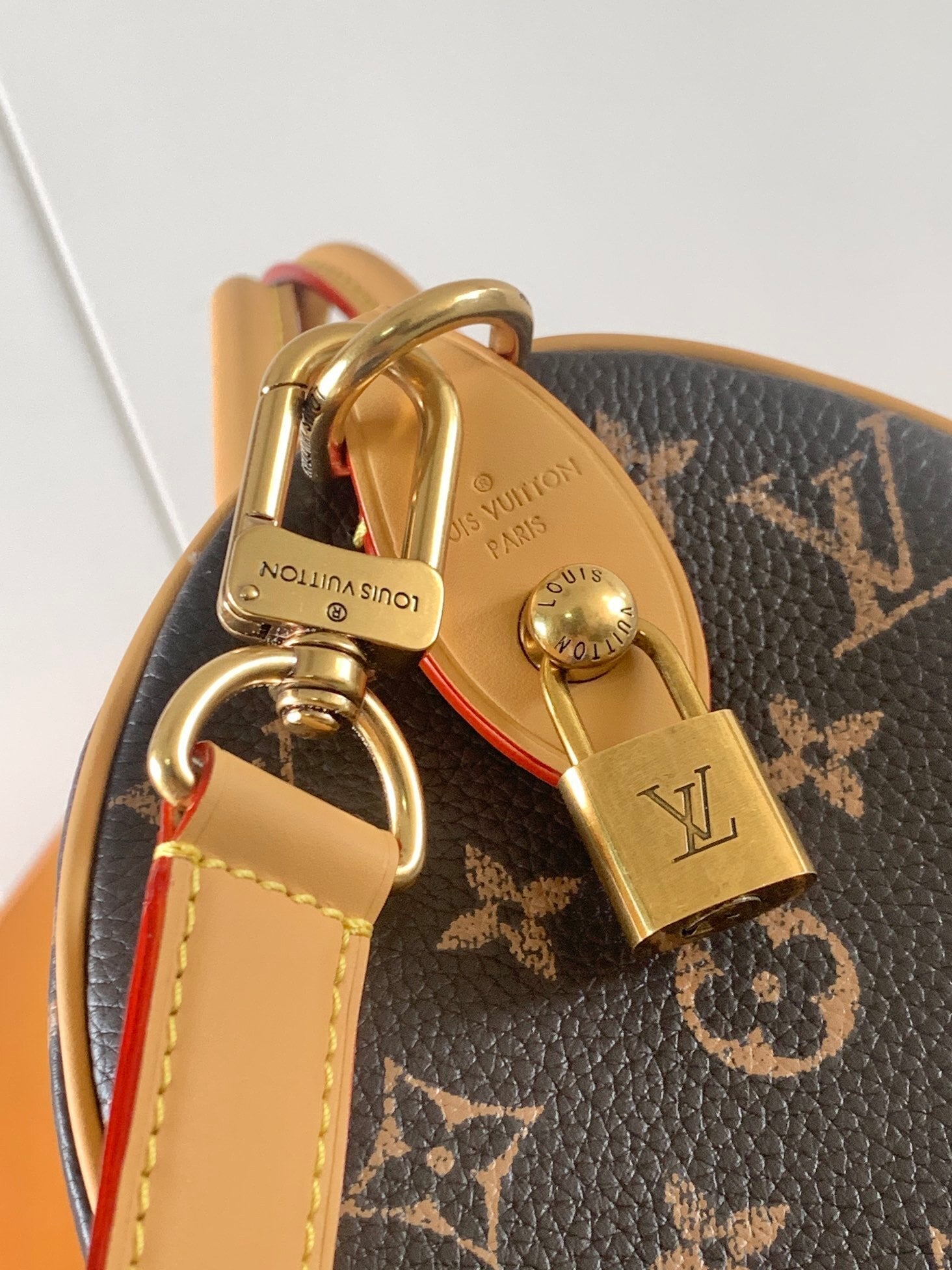 1:1 Replica LV pillow bag