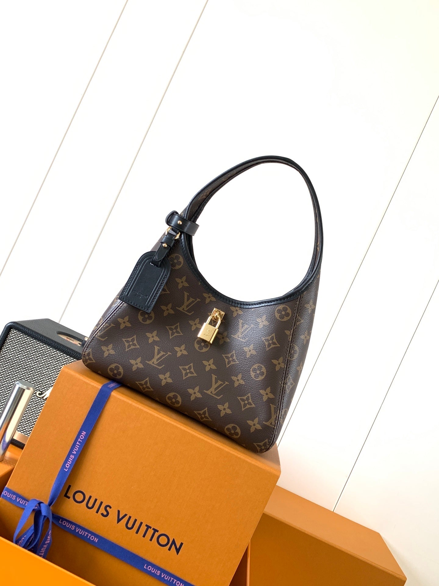 1:1 Replica LV armpit bag