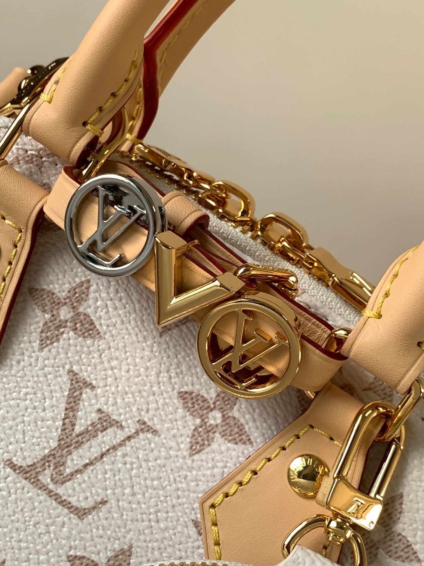 1:1 Replica LV Shell Bag