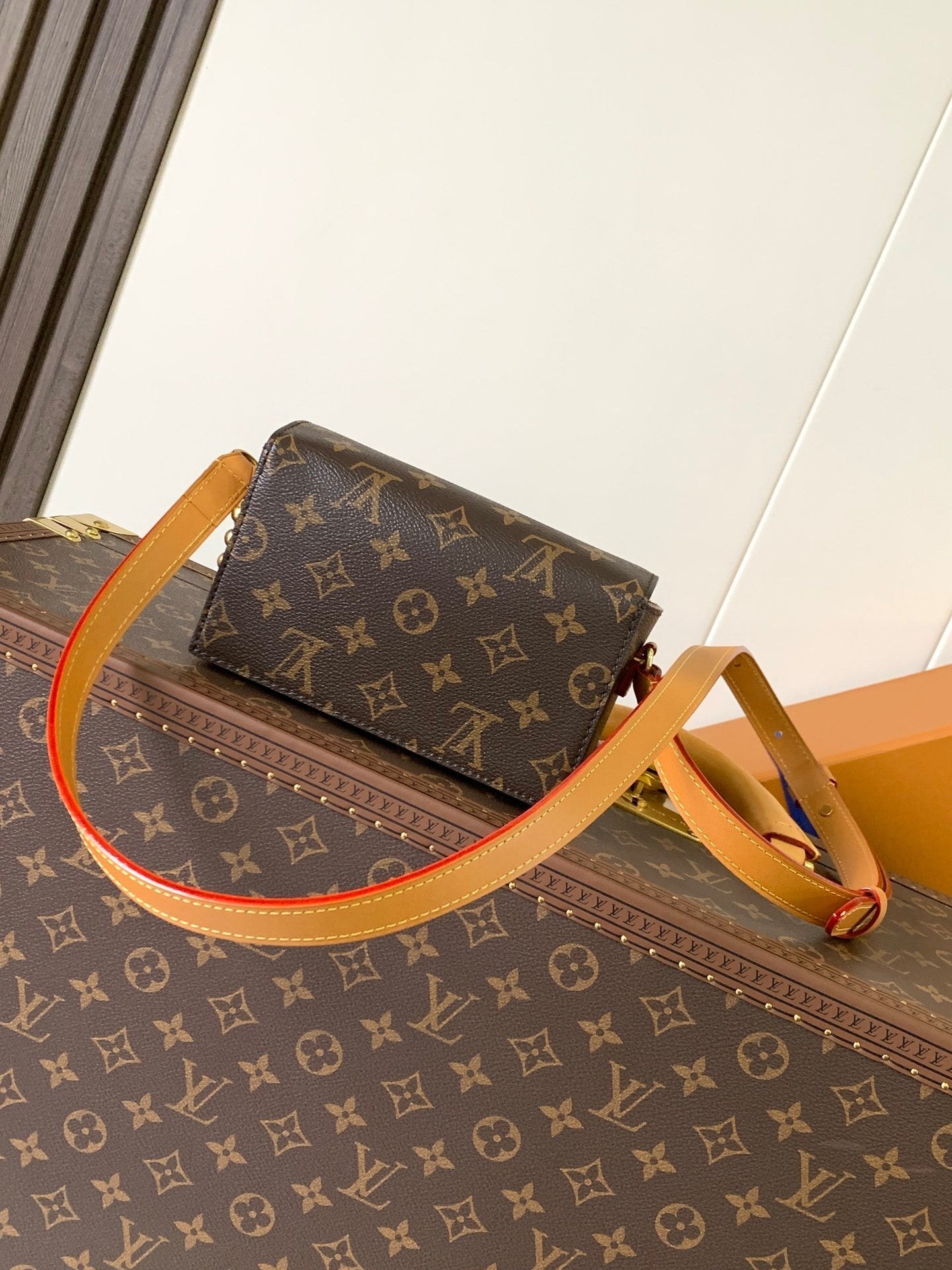 1:1 Replica LV flip-top box bag