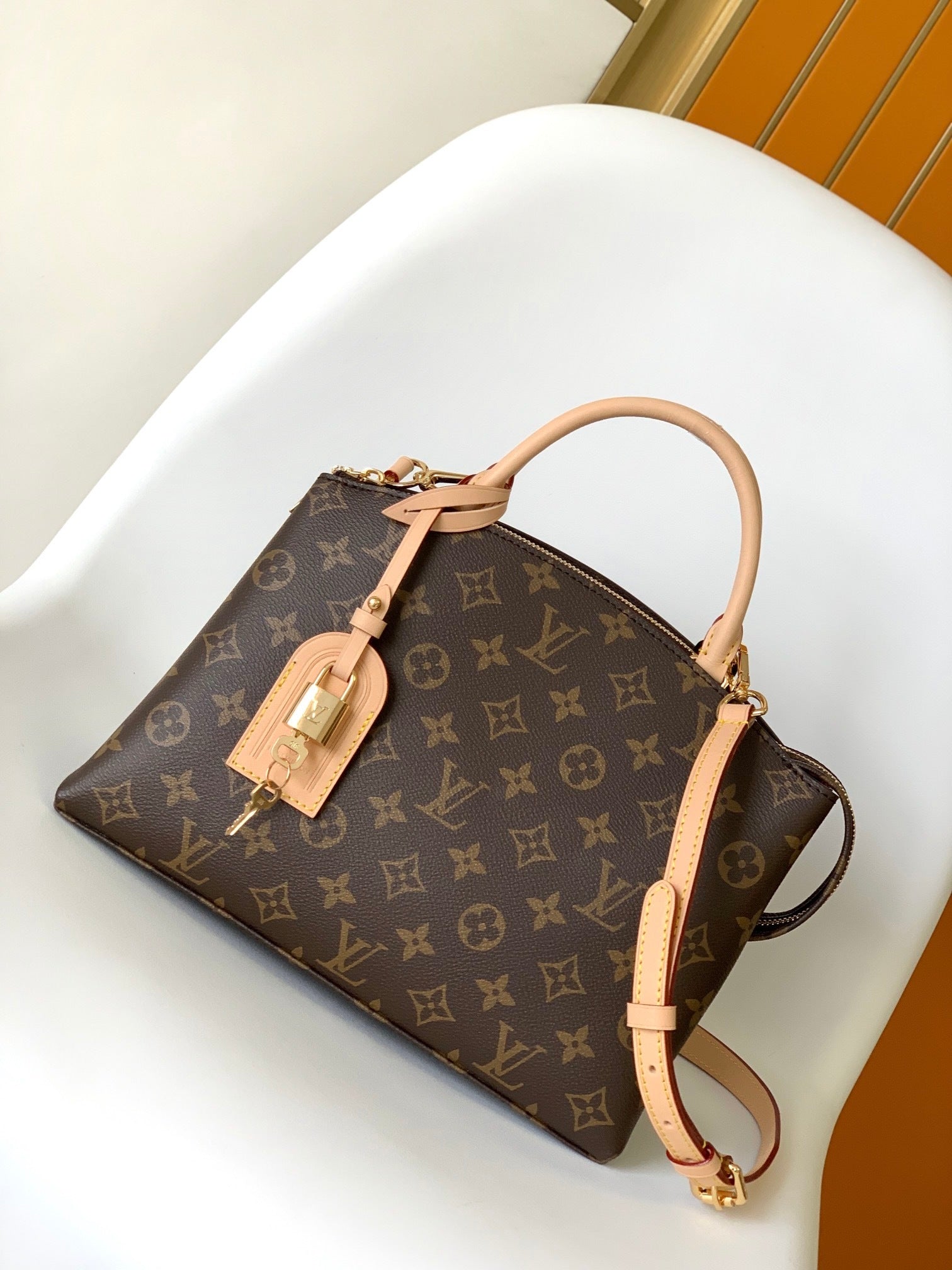 1:1 Replica LV handbag