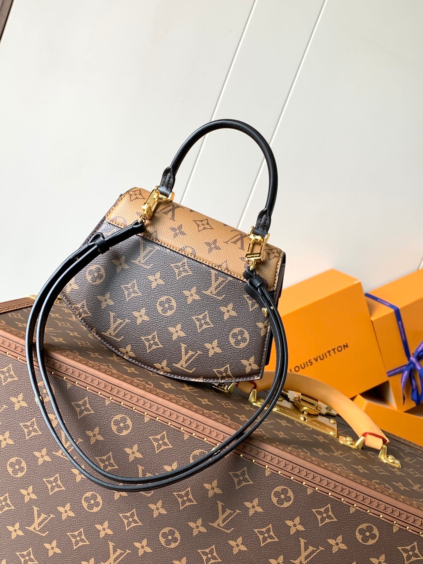 1:1 Replica LV crossbody bag