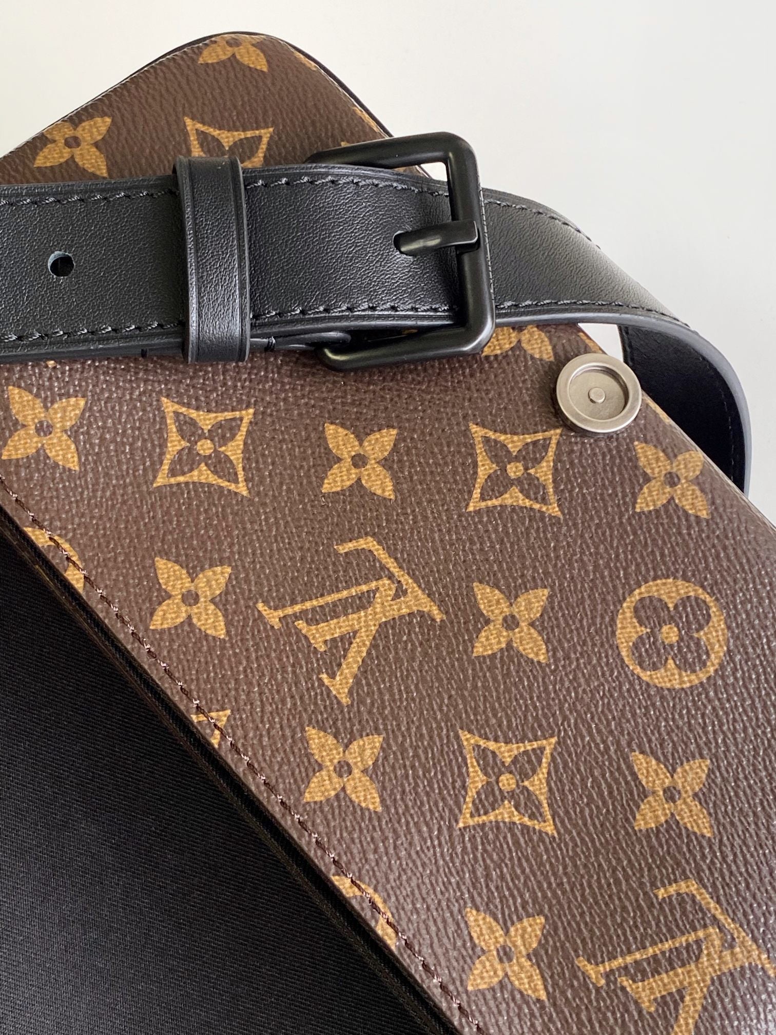 1:1 Replica LV crossbody bag