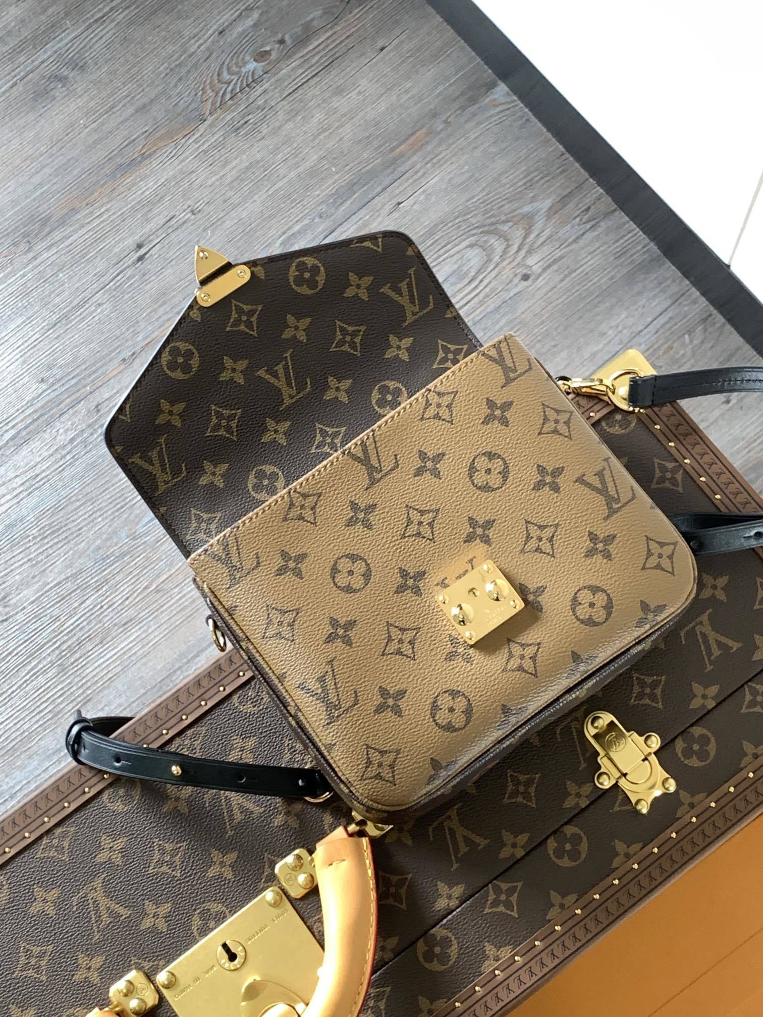 1:1 Replica LV crossbody bag