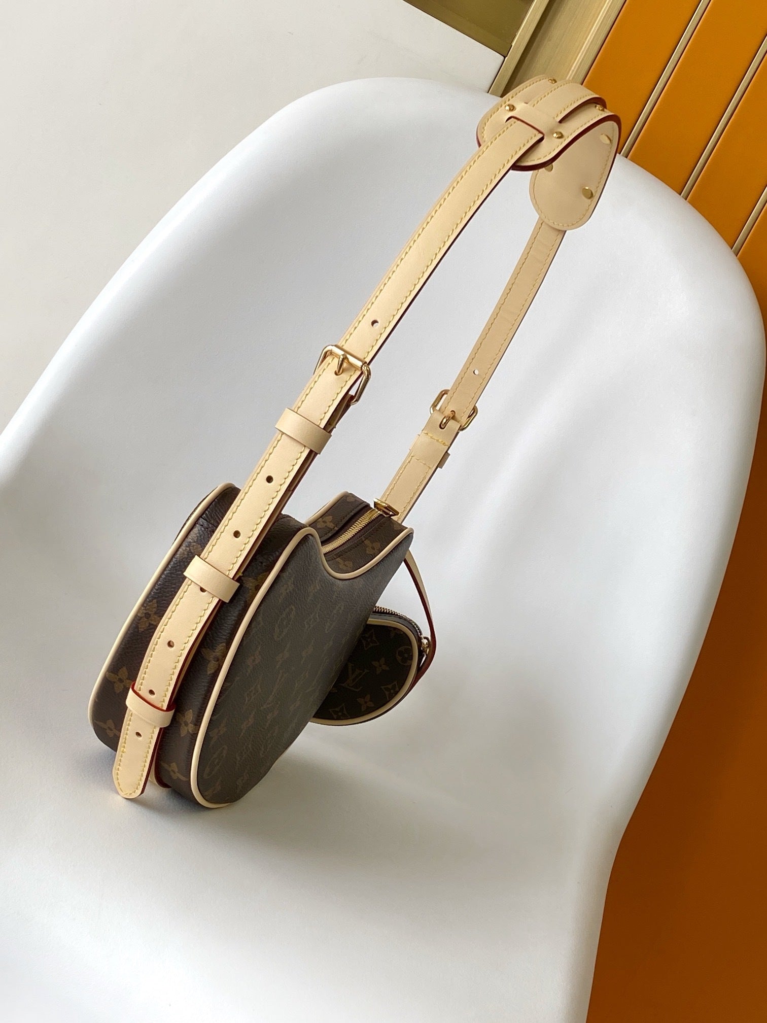 1:1 Replica LV armpit bag