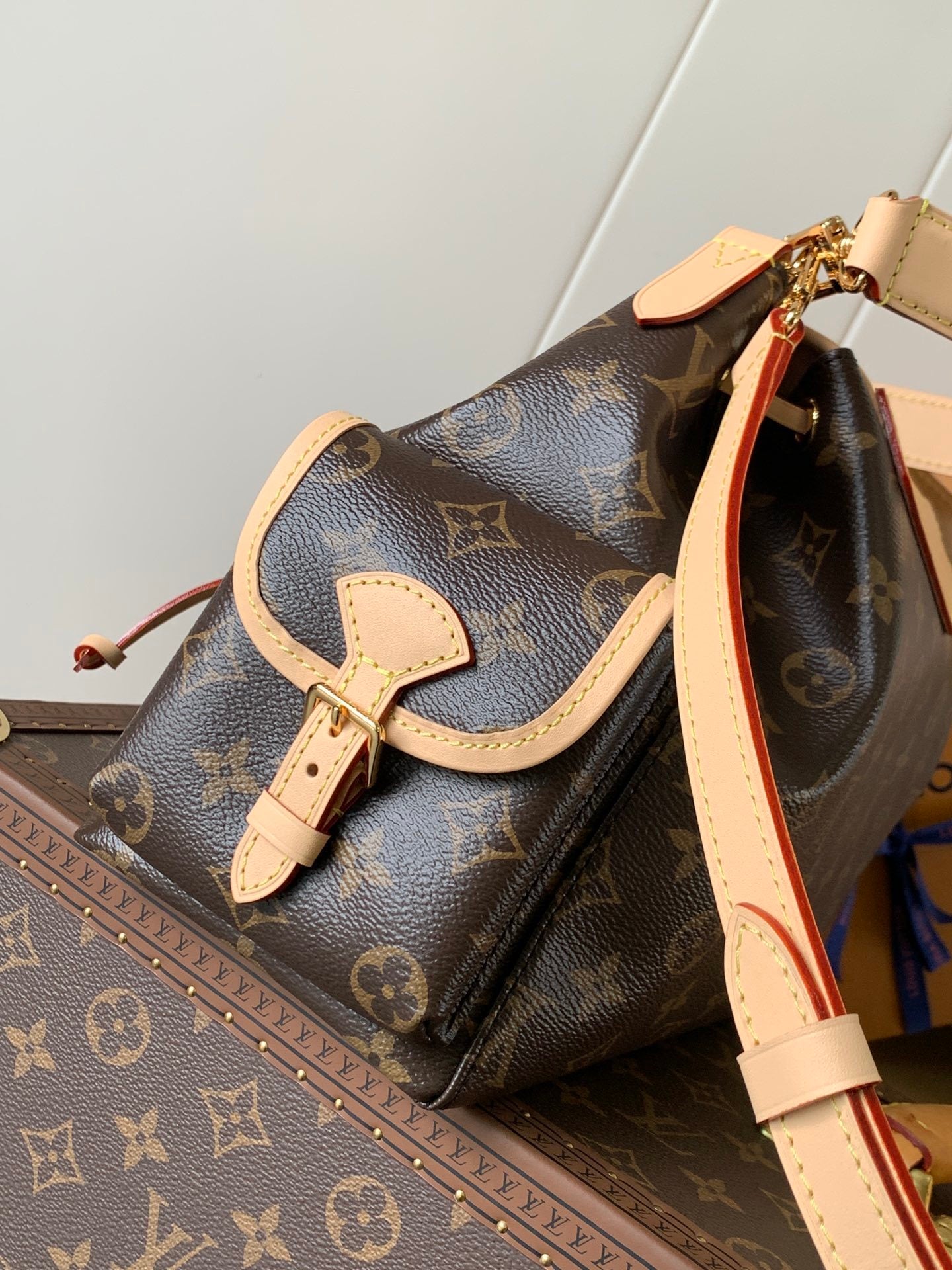 1:1 Replica LV flip-top handbag